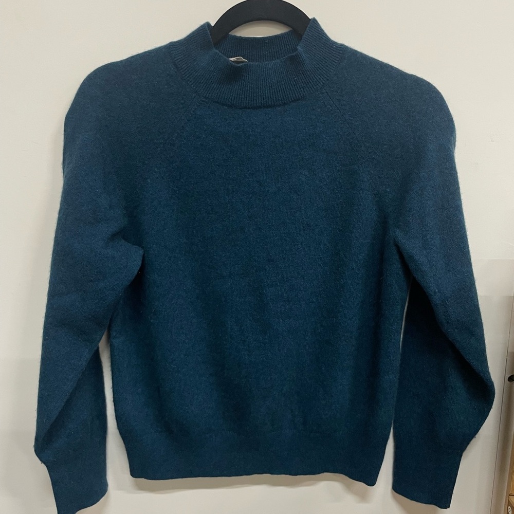 Everlane Women’s Mock Neck Pullover Cashmere Sweater